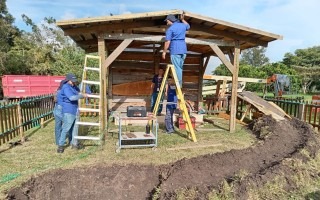 Imagen de varios hombres elaborando el pesebre del TEC.