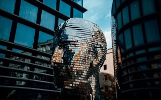 la estatua refleja la luz 