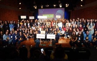 las estudiantes junto a las autoridades en el escenario del Centro de las Artes