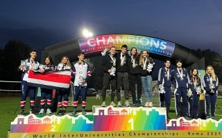 Imagen de estudiantes del TEC en el podio recibiendo el premio