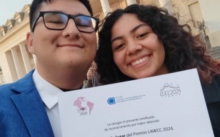 estudiantes muestran certificado