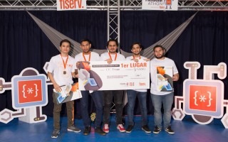 Imagen de  cinco estudiantes posando por el gane del Programathon 2018