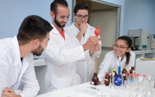 estudiantes en un laboratorio