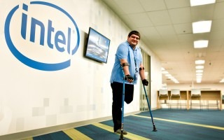 Un joven frente al rótulo de Intel.