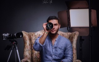 Imagen de un hombre con un lente de una cámara en su rostro