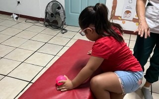 imagen de una niña realizando una actividad física.