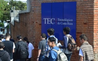 Jóvenes caminan a las afueras del campus del TEC en San José. 