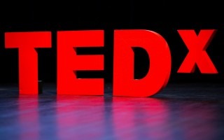 Letras rojas forman el logo de tedx