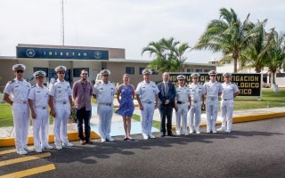 Los tres investigadores costarricenses posan junto a nueve militares mexicanos, todos con uniforme blanco.