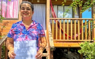 Imagen de una mujer con el certificado