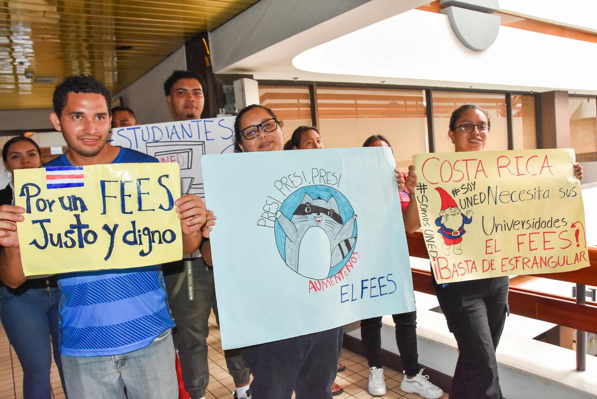 estudiantes con carteles