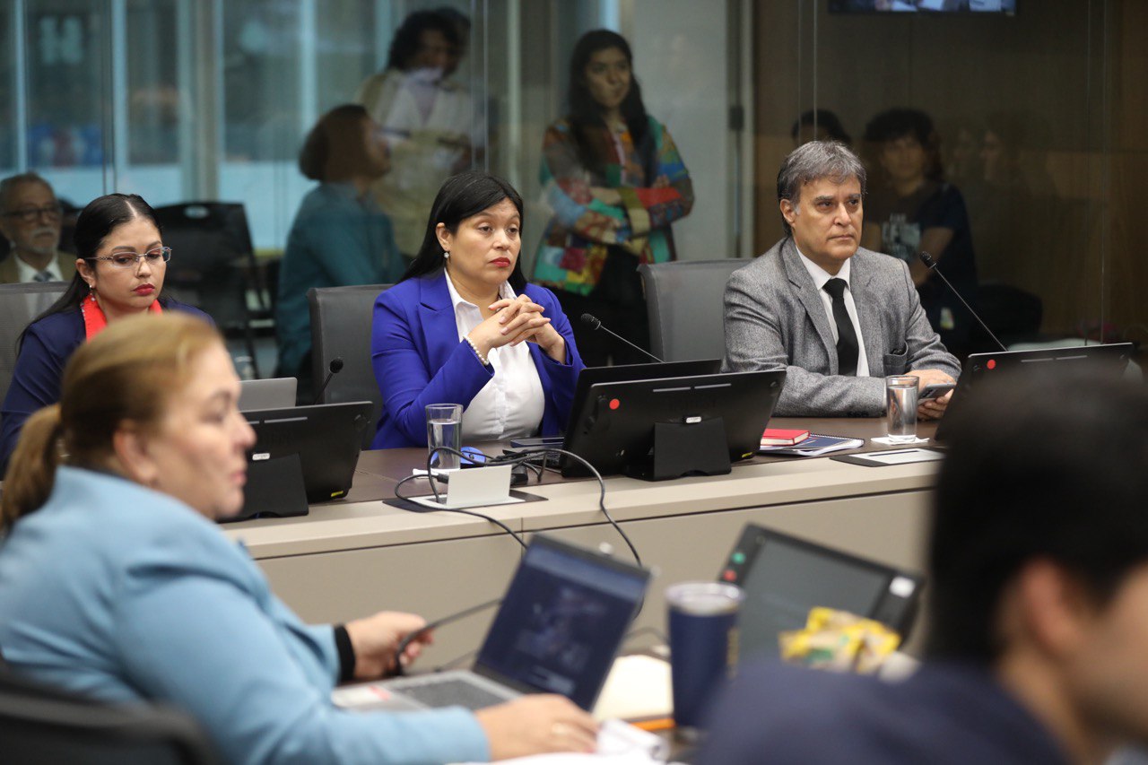 Rectora en la Asamblea Legislativa