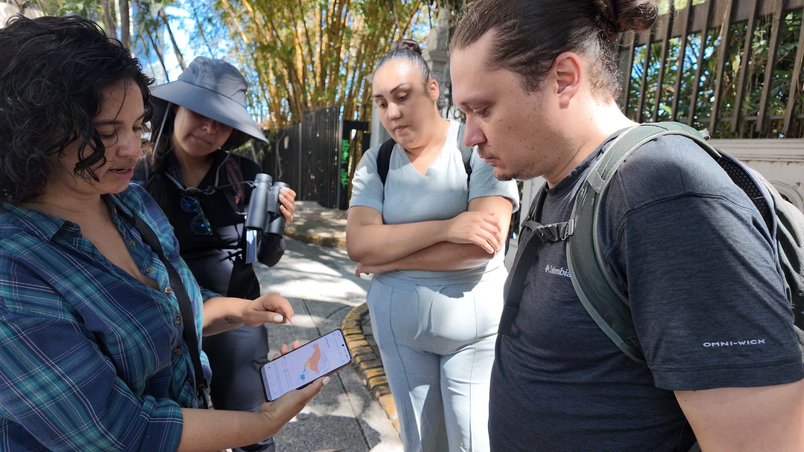 En la fotografía la guía explica la ruta