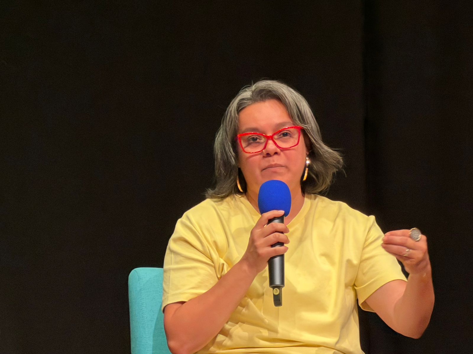 Es una fotografía de la productora Sally Molina