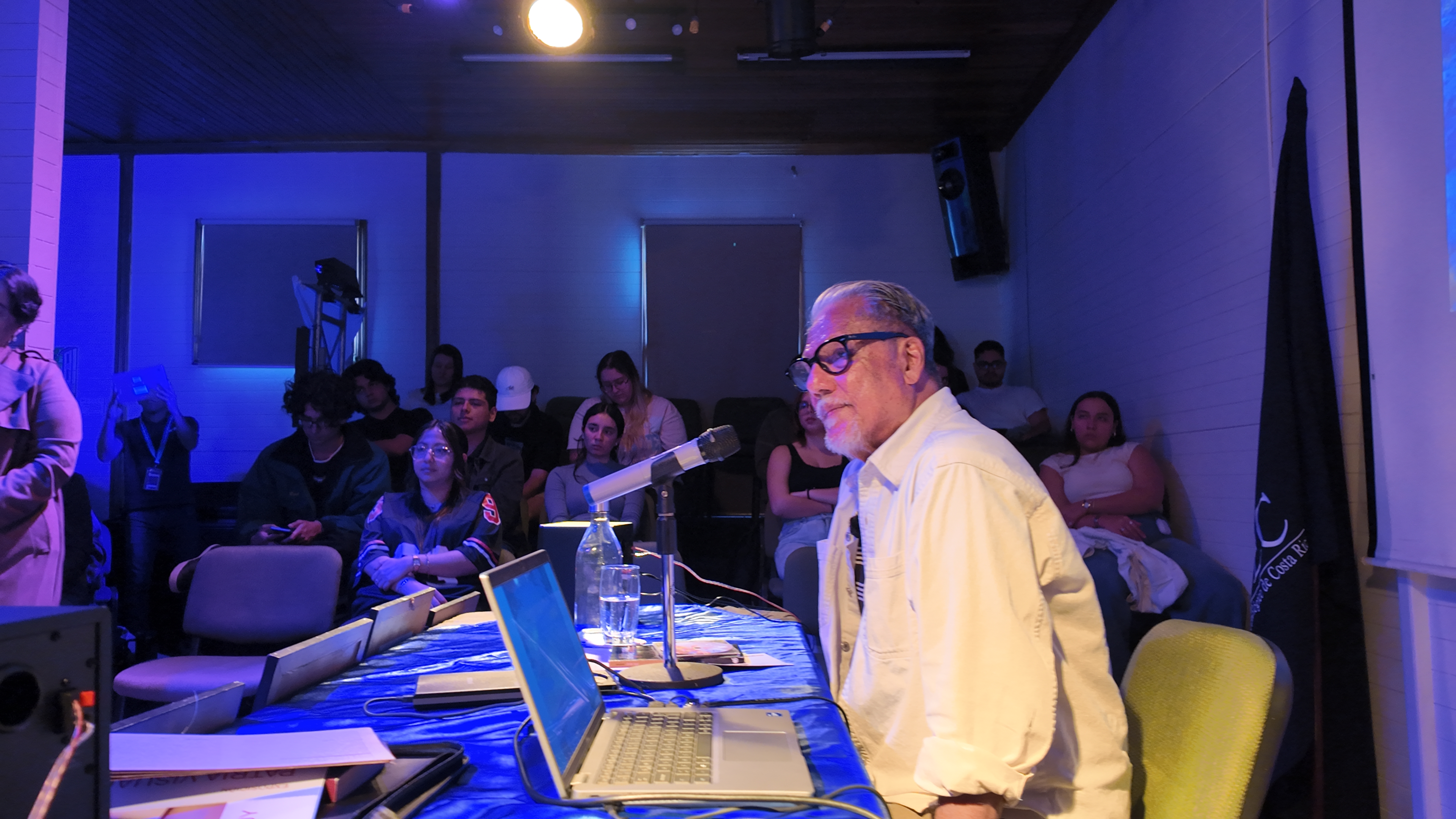 “Trabajo distintos medios, no solo soy pintor o videoartista o escultor o dibujante, sino que englobo todo eso. Para mí todas las artes están englobadas porque vienen desde el pensamiento”, afirmó. Para el artista, el medio es una herramienta, pero lo esencial es el concepto: “Es la idea lo que priva; la pintura es el medio de expresión”.