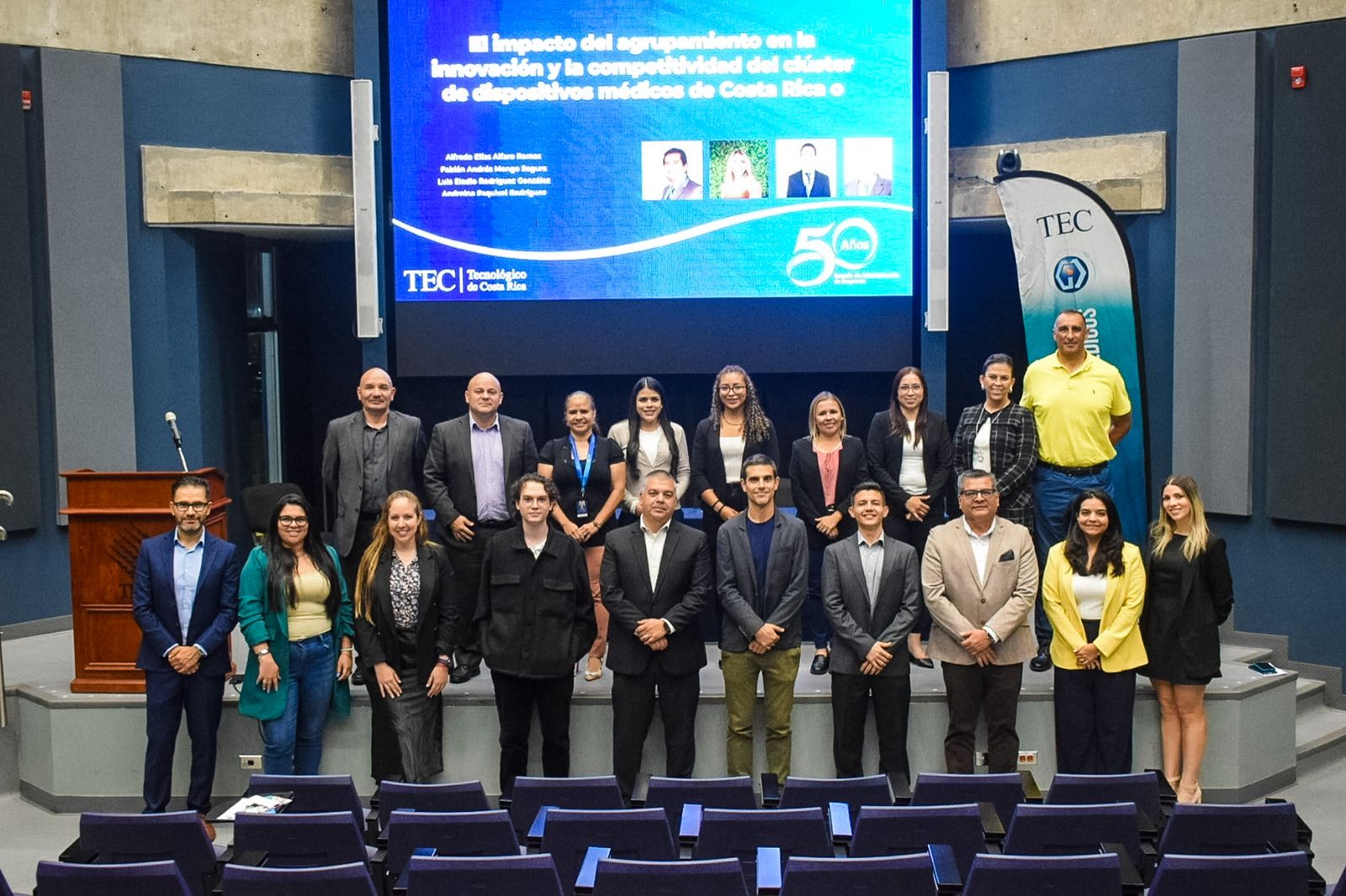 Fotografía final con los participantes