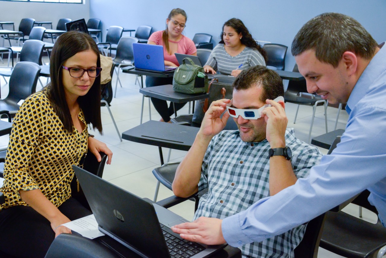 La utilización de lentes especiales fue uno de los protagonistas en el taller de resolución de problemas matemáticos con uso de tecnologías digitales. Fotografía: Ruth Garita/TEC.