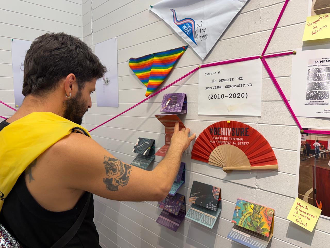 Un joven de la exposición