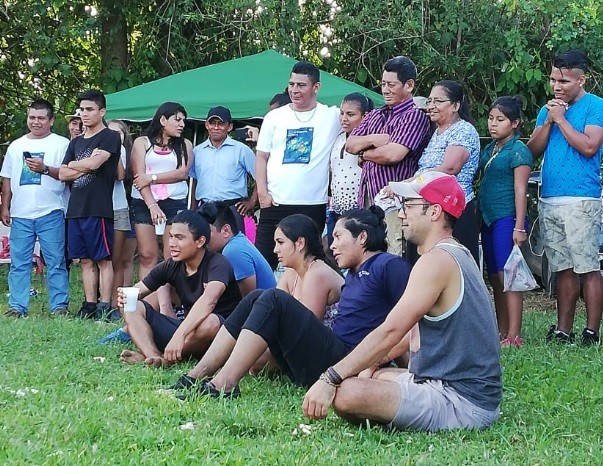 Parte de la delegación del TEC que participó en los Juegos muestra sus trofeos y medallas obtenidas. Foto cortesía de Diana Segura.