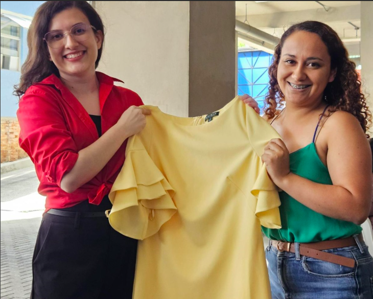 Dos estudiantes sostienen una de las piezas intercambiables