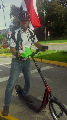 Funcionario Sergio Rivas. (Foto cortesía de Alina Rodríguez).