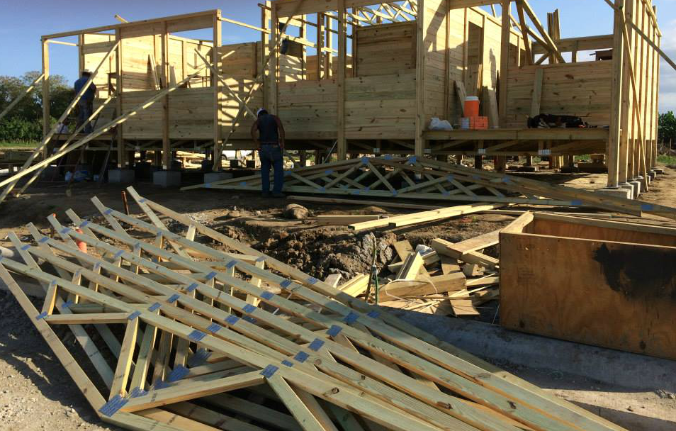 La posibilidad de construir más rápido es otro de los atractivos de usar madera en proyectos de casas de bienestar social, como en este desarrollo de 200 viviendas en Bataan de Limón. (Foto: Cortesía Diego Camacho).