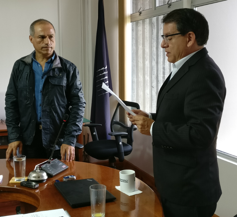 Marvin Santos, representante del sector Docente, es juramentado por el rector Julio Calvo. (Foto: Cortesìa TIE).