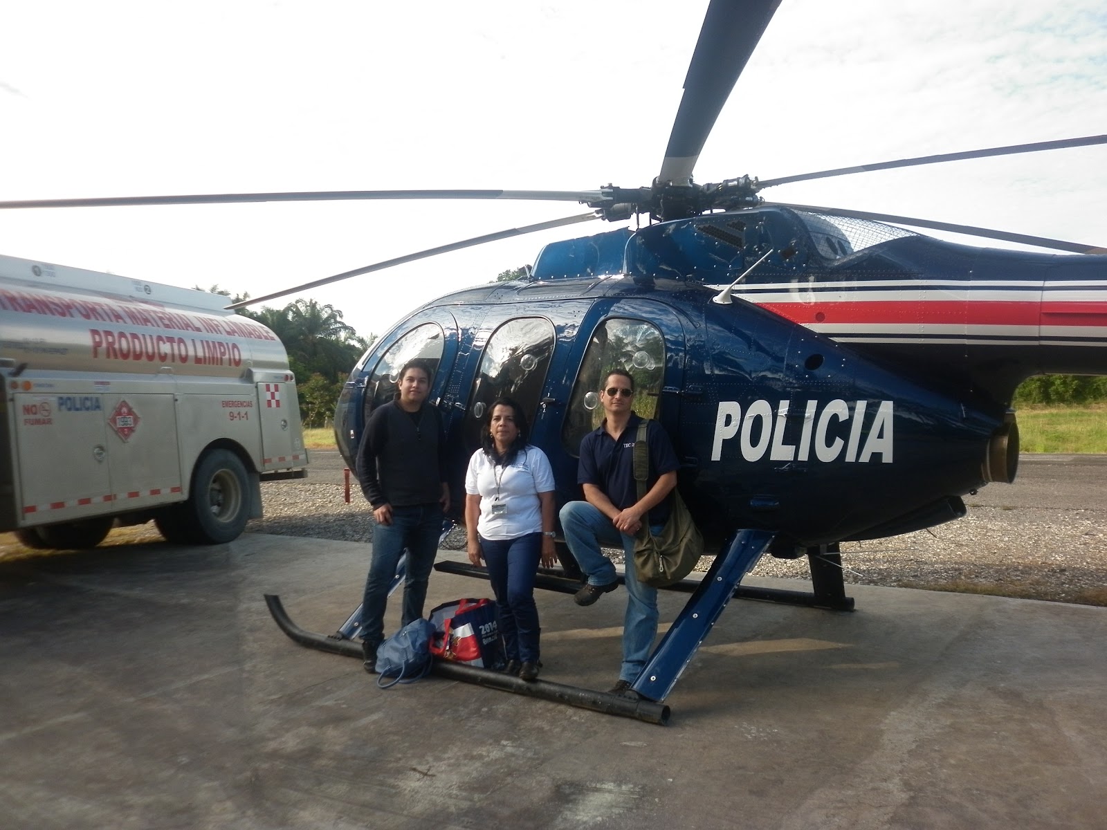 Para visitar Alto Guaymi, los aplicadores del TEC viajan en helicóptero. En ocasiones también se viaja en avioneta, con la ayuda del Ministerio de Seguridad. Imagen de 2014, en ella se encuentran Wilson Garita (der.) y María Gabriela Roldán. (Foto: OCM).