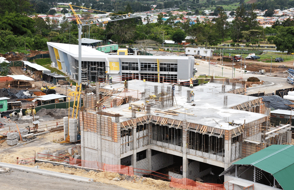 Vista de la nueva Biblioteca y el Núcleo Integrado de Diseño Industrial (al fondo), desde la azotea del edificio de Ingeniería Electrónica. (Foto: Ruth Garita/OCM).