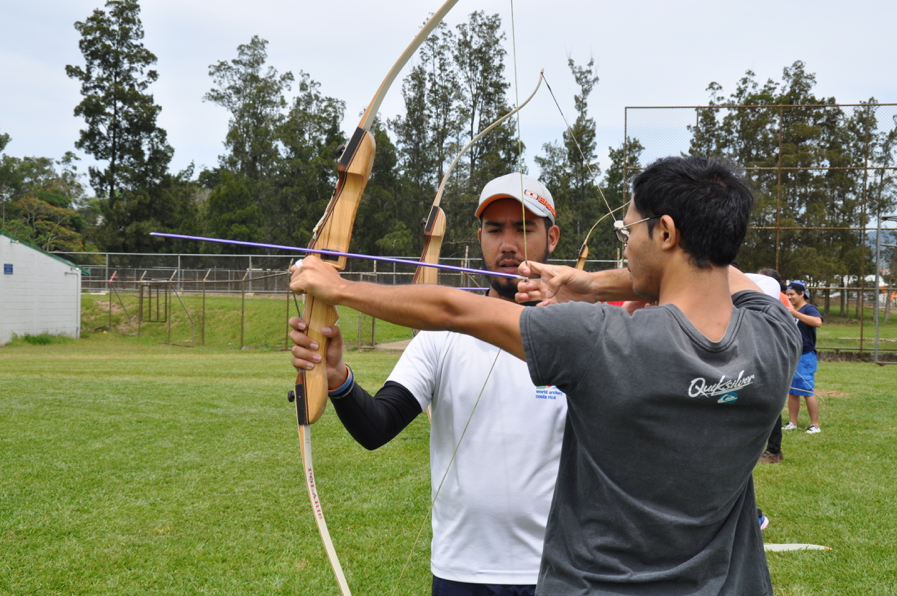 Luis Cascante (de blanco) explica a uno de los participantes del taller, una de las técnicas para el lanzamiento. (Foto: OCM)