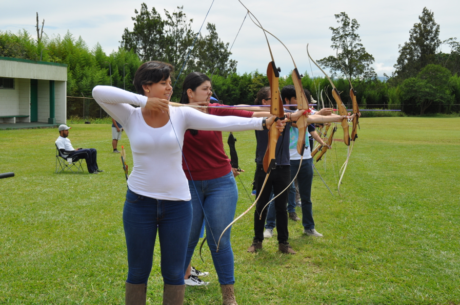 Marcela Ortega (primera en la fila) práctica con otros compañeros, la práctica de tiro con arco (Foto: OCM)