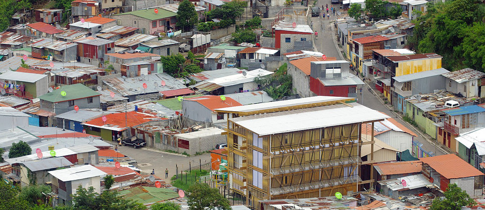 En la Carpio llama la atención la Cuevadeluz, un edificio de madera de cuatro pisos que sirve como centro de formación para niños y jóvenes. (Imagen tomada de Sifais).