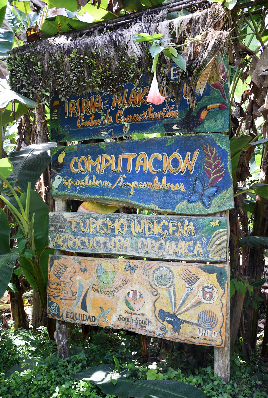 Entrada al Centro de Capacitación Iriria Alakolpa Ù (Tierra, Casa de las Mujeres), en Amubri. (Foto: Ruth Garita / OCM).