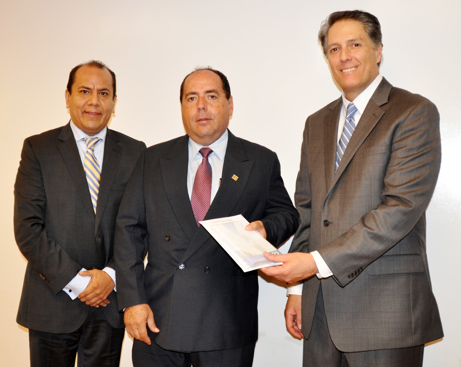 Diego Majarrés (izquierda) y César Martínez (derecha), Presidente de ARCHIBUS hicieron entrega de la licencia al Vicerrector de Administración, ingeniero Humberto Villalta. (Foto: OCM)