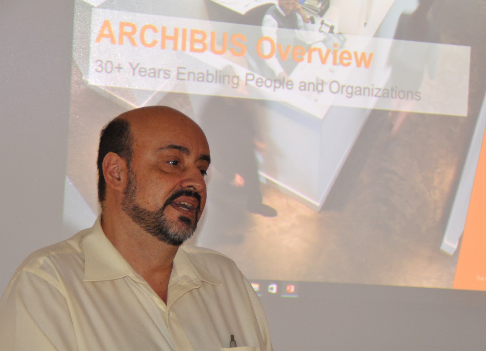 Ronald Bolaños, presidente de Mecsoft, destacó muchos de los beneficios del uso del software ARCHIBUS así como de la trayectoria de esta empresa. (Archivo: OCM)