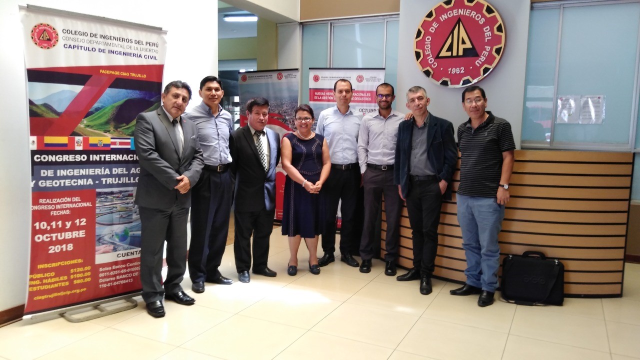 Coordinadora de Ing. Ambiental con grupo de participantes del congreso