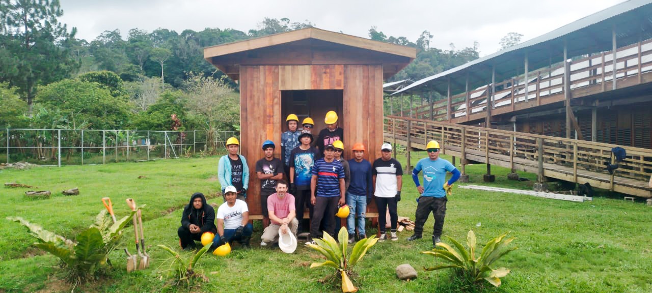 La puesta en práctica de los conocimientos brindados por las personas especialistas del TEC y del INTA, se realizó con la construcción de un pequeño modelo de casa en la que participaron distintos miembros de la comunidad de Alto Chirripó. Fotografía cortesía Verónica Villalobos.