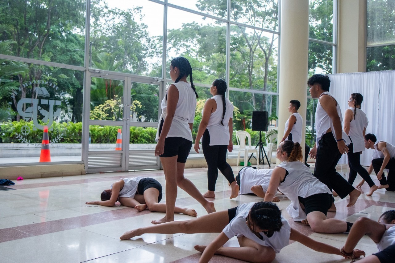 Imagen de varios estudiantes bailando