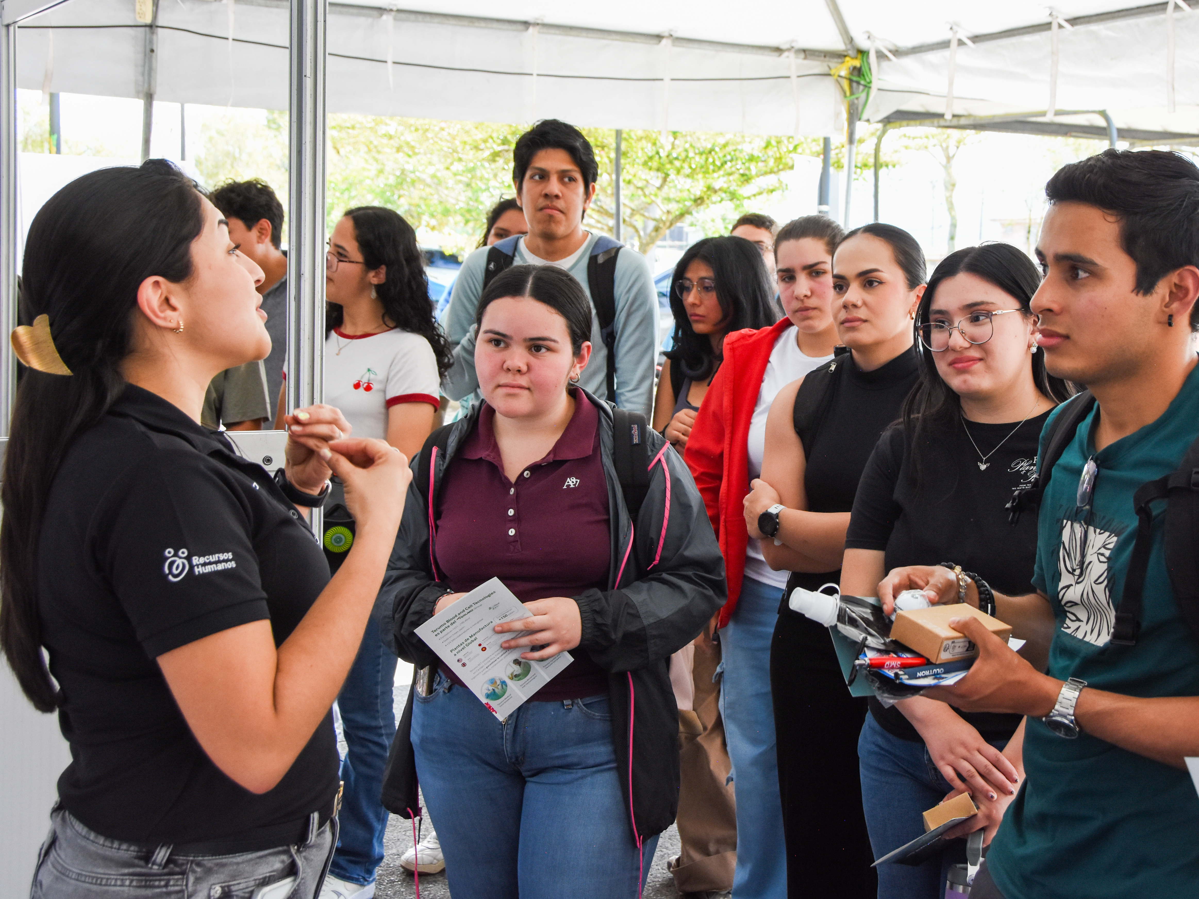Estudiantes escuchan a expositora en Feria de Oportunidades 2026 del TEC.