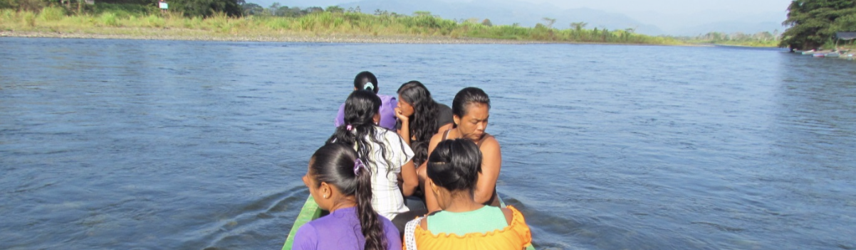 indígenas en bote sobre río telire