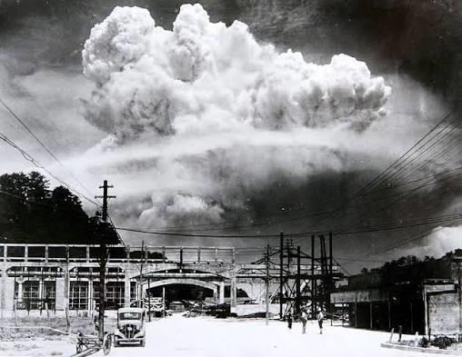 Imagen anzamiento de las bombas nucleares sobre Hiroshima y Nagasaki