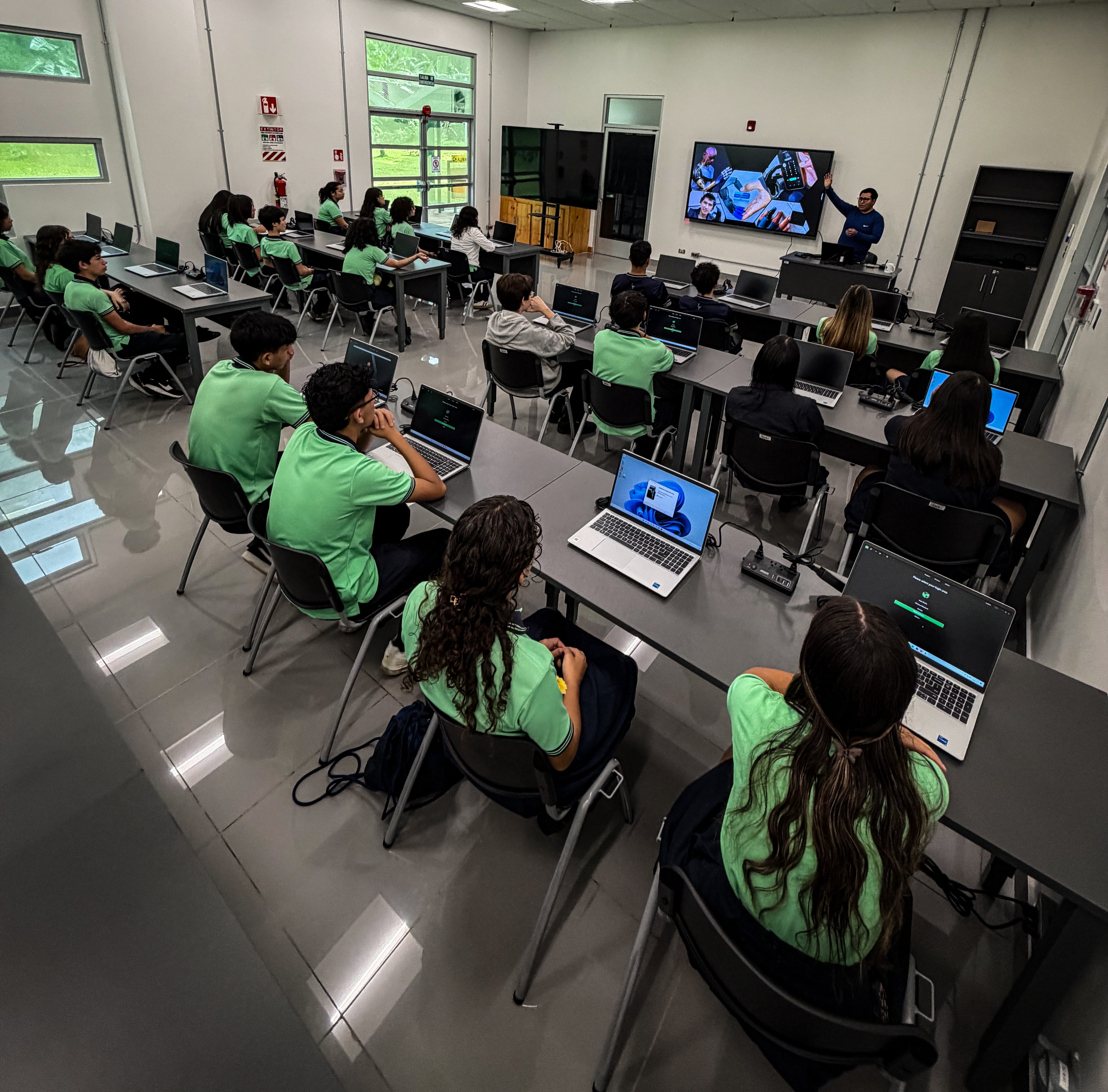 Imagen de estudiantes en los laboratorios
