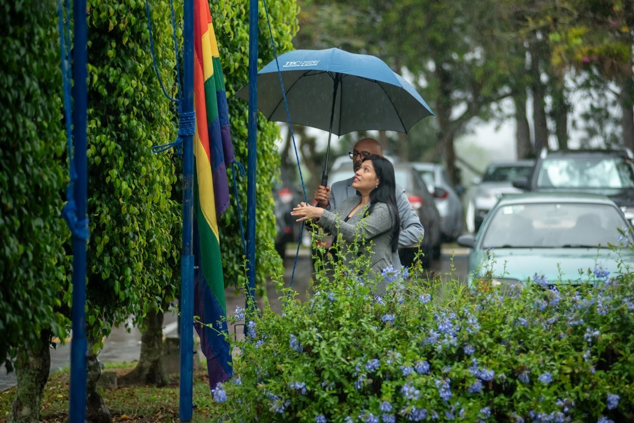 La rectora iza la bandera de la diversidad en 2024