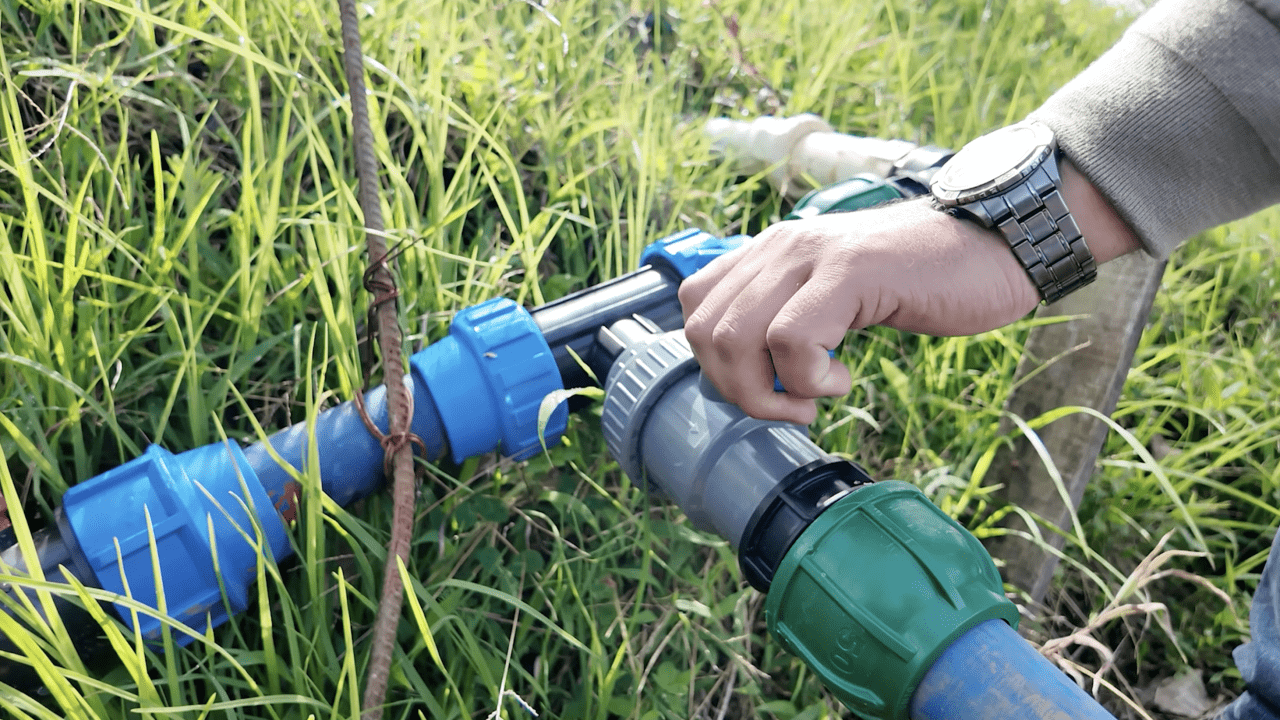 Persona realizando el montaje de un sistema de riego