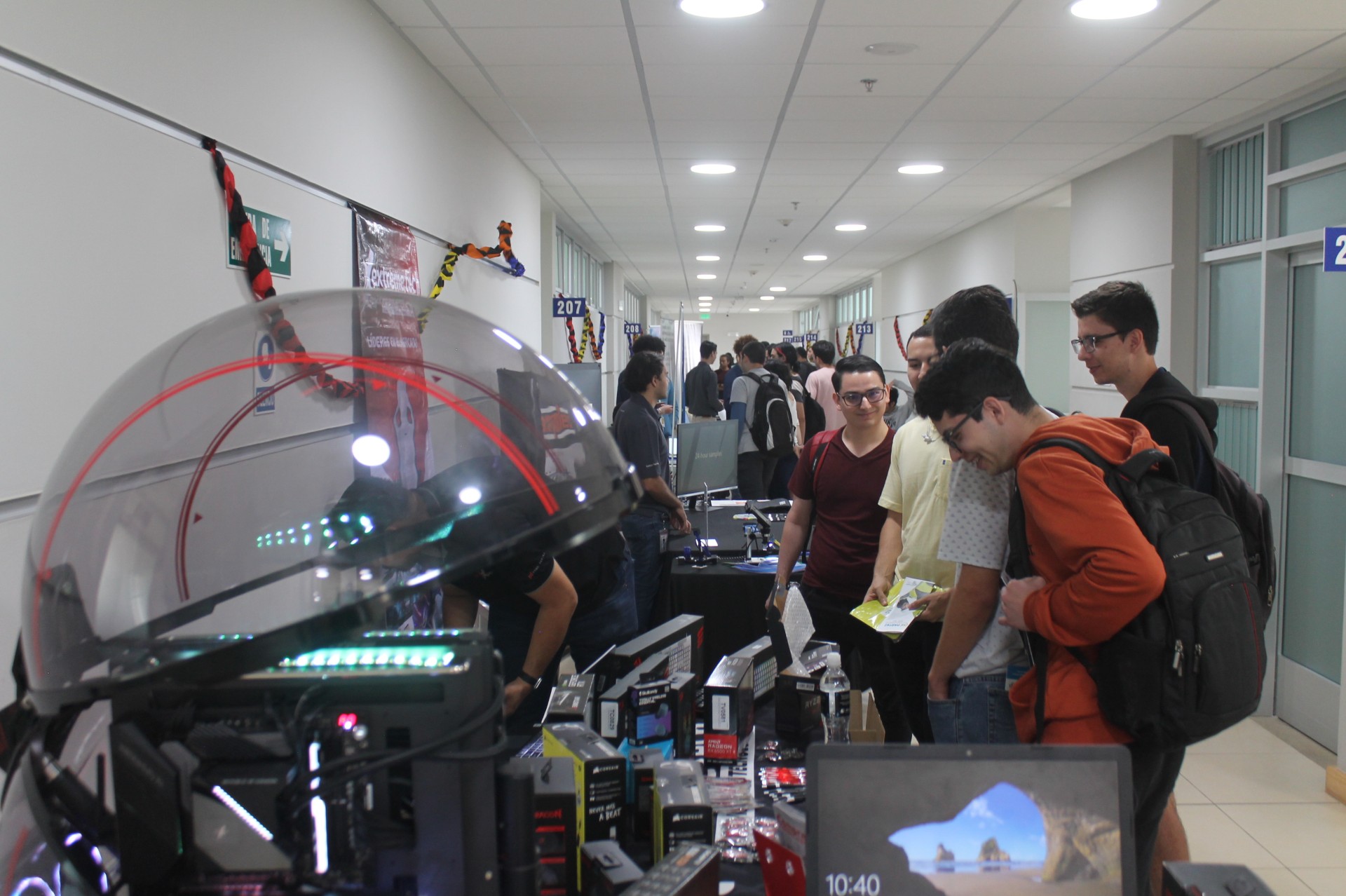 Imagen de estudiantes en un laboratorio