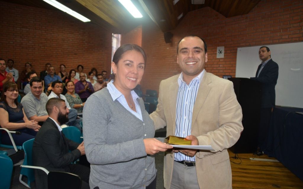 La Ing. Laura Brenes de la Escuela de Agronegocios