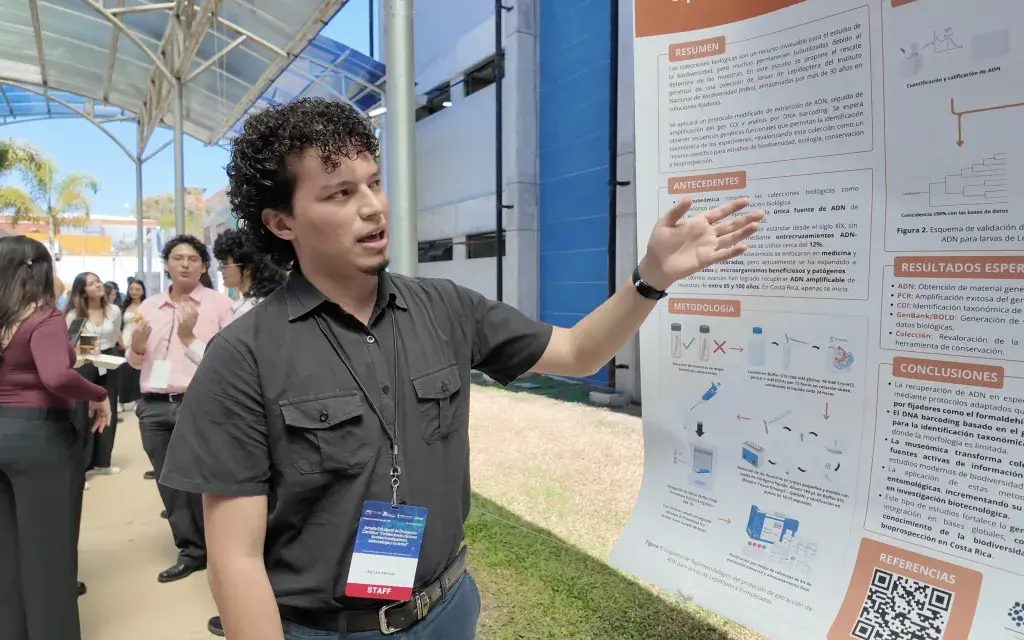 El joven investigador Adrián Alpízar, expuso los avances de su proyecto sobre el rescate genético de larvas