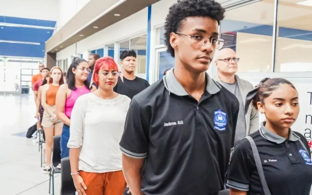 Estudiantes de primer ingreso y colegio en acto de bienvenida en el Centro Académico de Limón