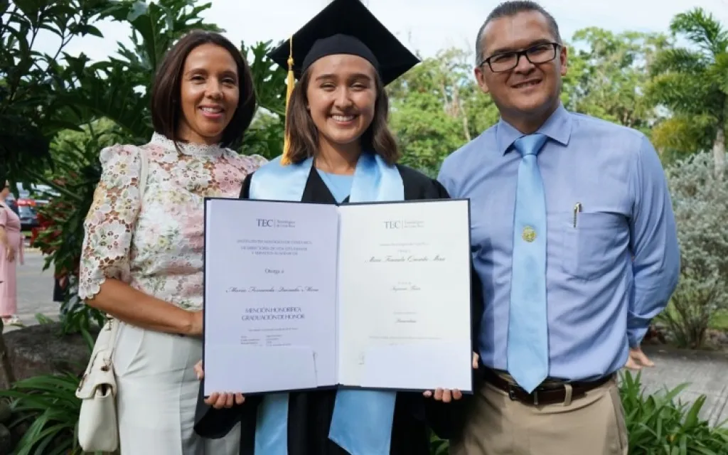 Graduanda con su familia