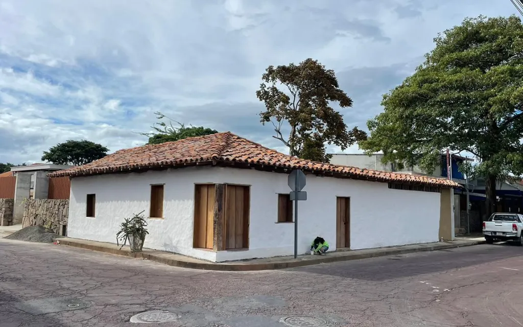 Casa blanca de adobe, en Liberia